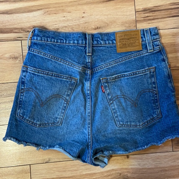 Levi’s Ribcage Shorts - Picture 3 of 3